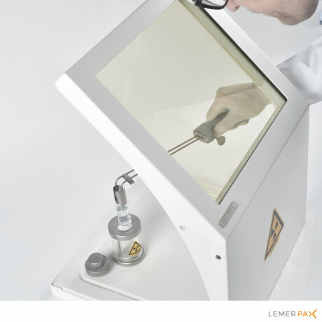 Hublot blindé incliné